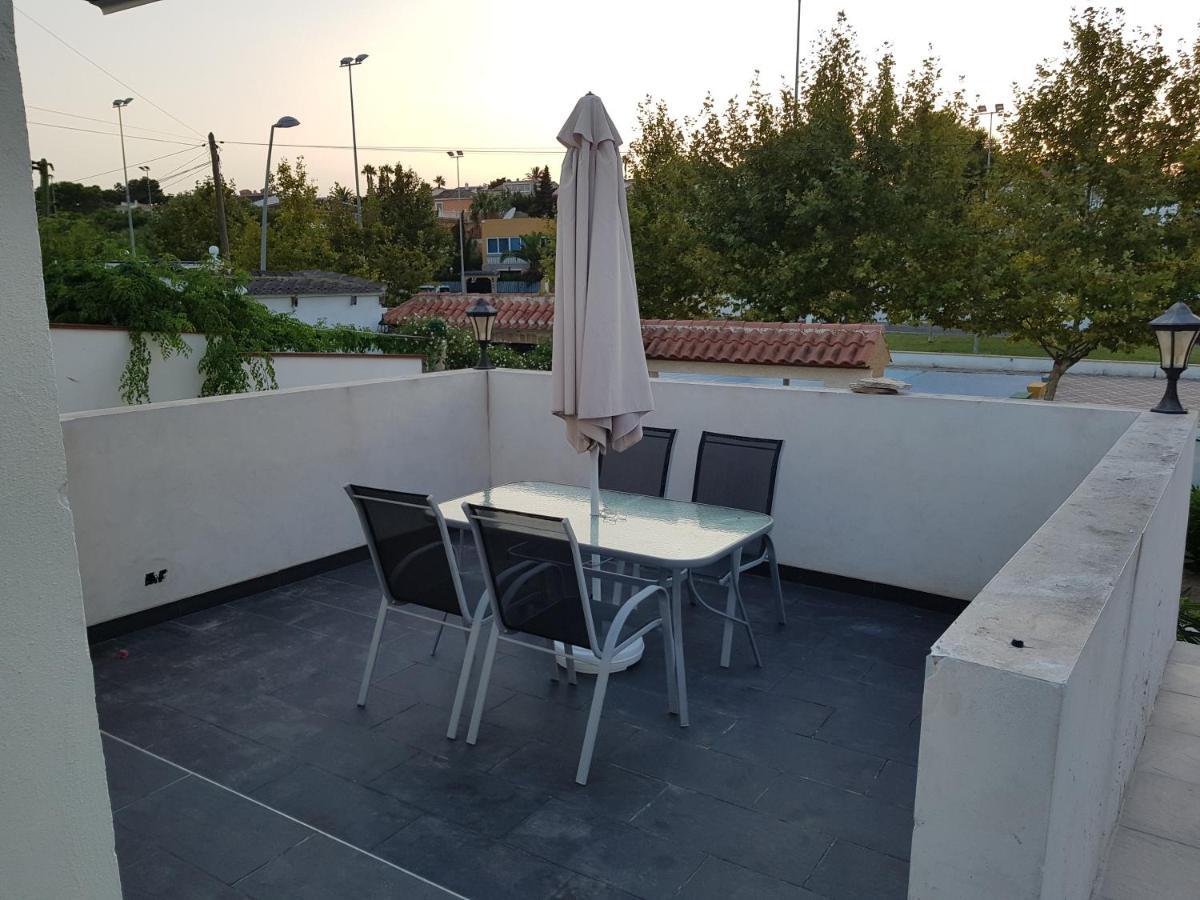 Lovely Bungalow For Four Close To Beach And City In Torrevieja Exterior photo