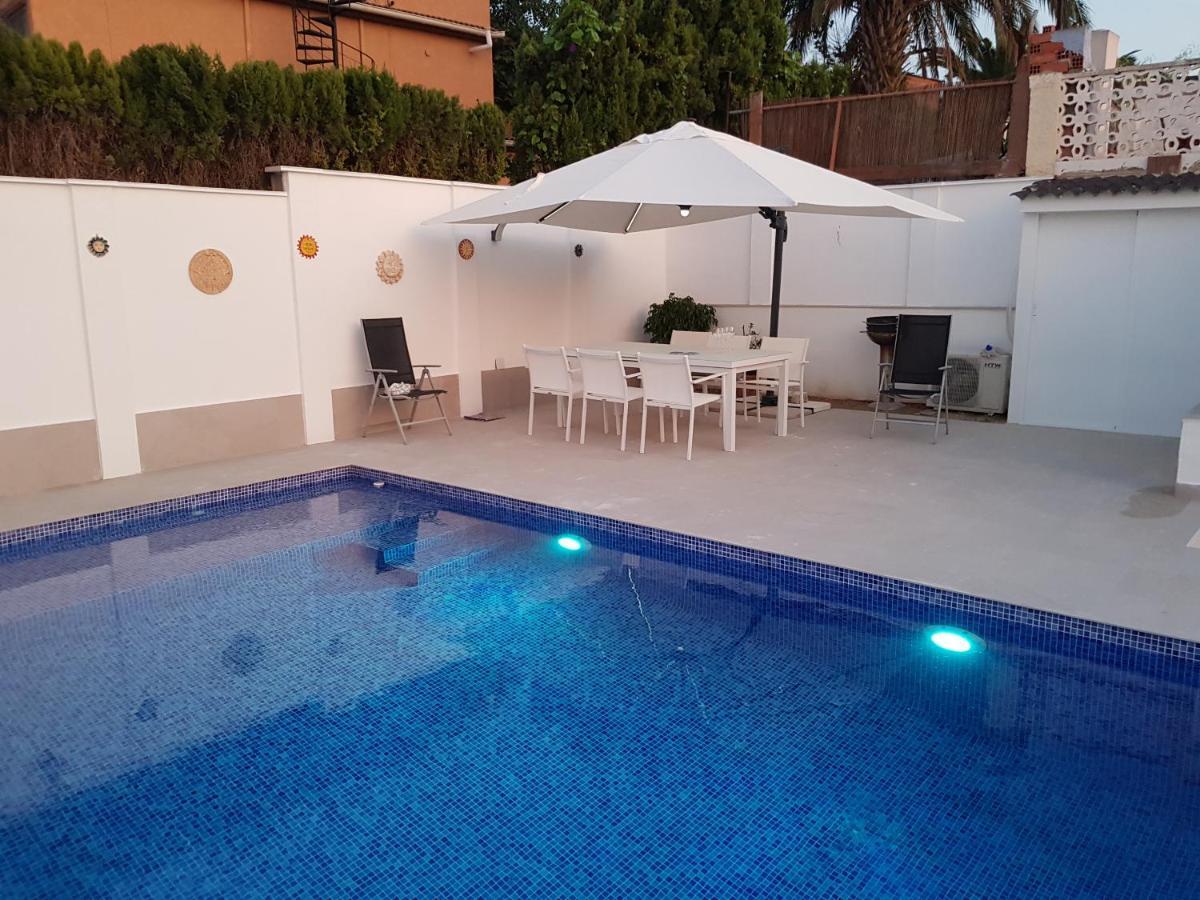 Lovely Bungalow For Four Close To Beach And City In Torrevieja Exterior photo