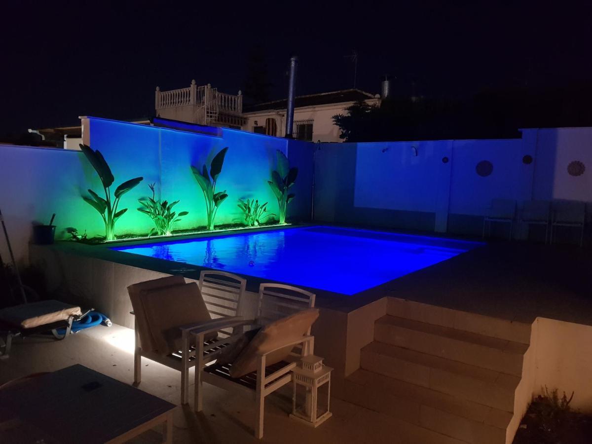 Lovely Bungalow For Four Close To Beach And City In Torrevieja Exterior photo